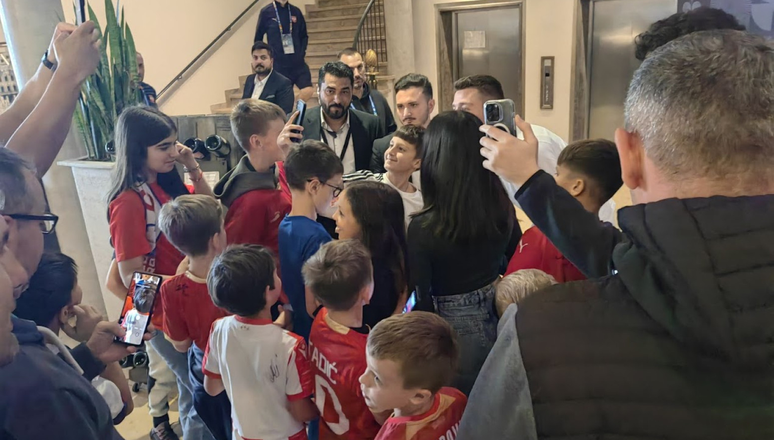 Navijači upali u hotel "orlova": Obećavajuće slike pred Dansku VIDEO