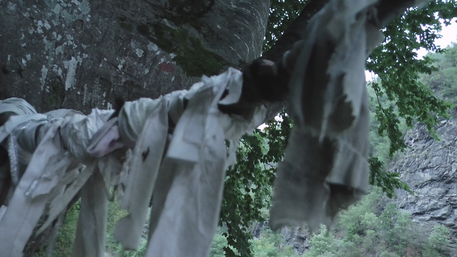 Na granama ostavljaju zavezane maramice i donje rublje FOTO