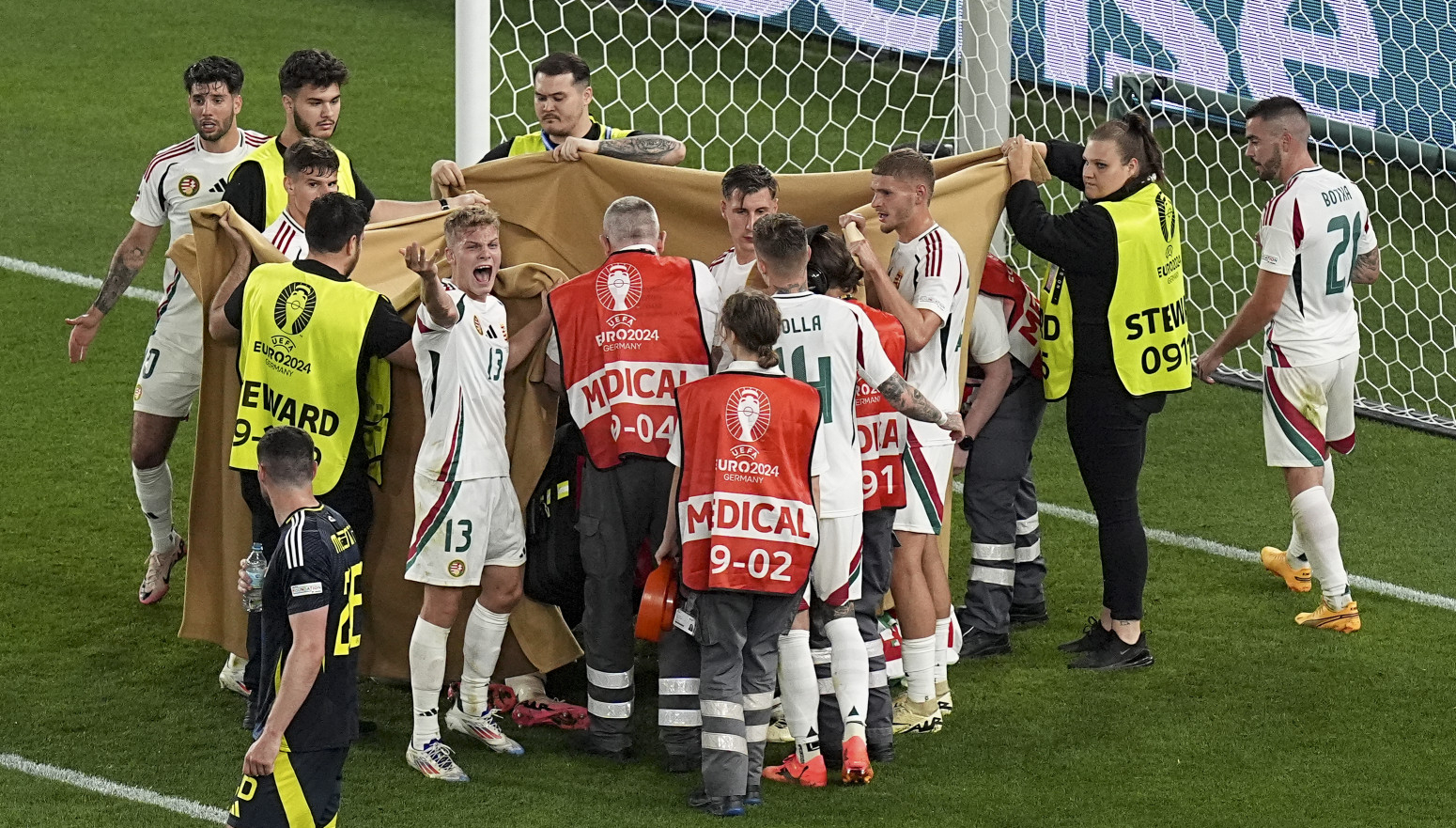 Užasna scena – Mađar okružen čaršafima iznet sa terena VIDEO