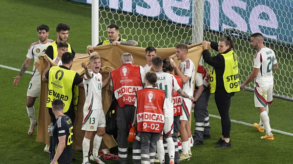 Užasna scena – Mađar okružen čaršafima iznet sa terena VIDEO