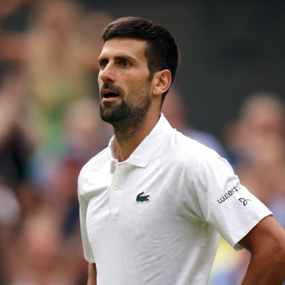 Bosonogi Đoković zaludeo Vimbldon – svi gledali u koleno VIDEO