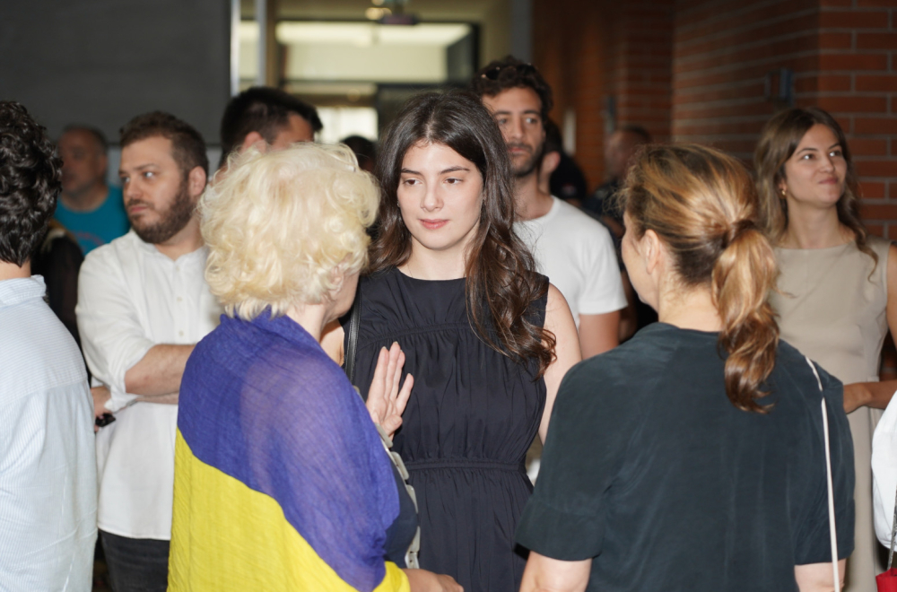 Veliki broj glumaca u Višem sudu: Podrška Ivi Ilinčić pred svedočenje protiv Miroslava Aleksića FOTO