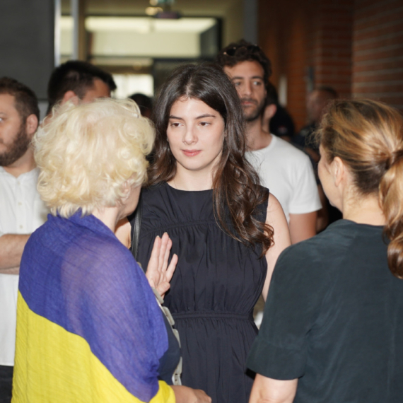 Veliki broj glumaca u Višem sudu: Podrška Ivi Ilinčić pred svedočenje protiv Miroslava Aleksića FOTO