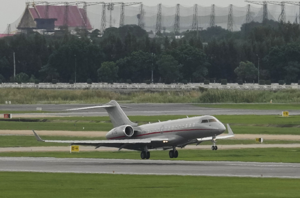Asanž napustio zatvor i ukrcao se u avion: Evo kako sada izgleda osnivač Vikiliksa VIDEO