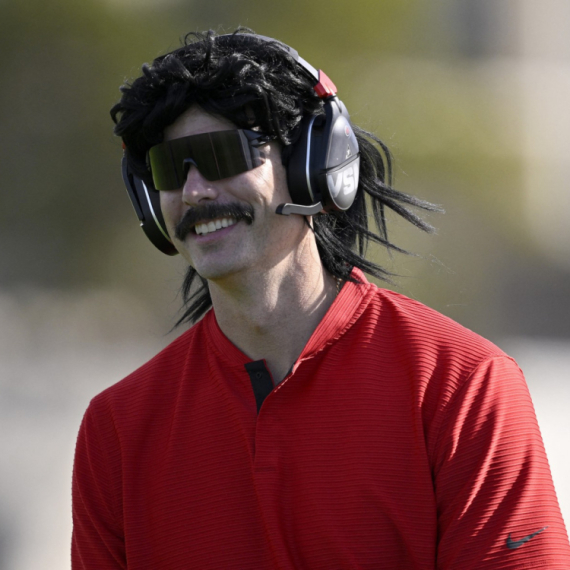 Kontroverzni jutjuber se vraća: Bio zabranjen zbog "neprikladnih razgovora sa maloletnicima"