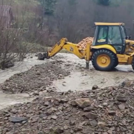 Odneti putevi, a meštani odsečeni od sveta; Uvedena vanredna situacija