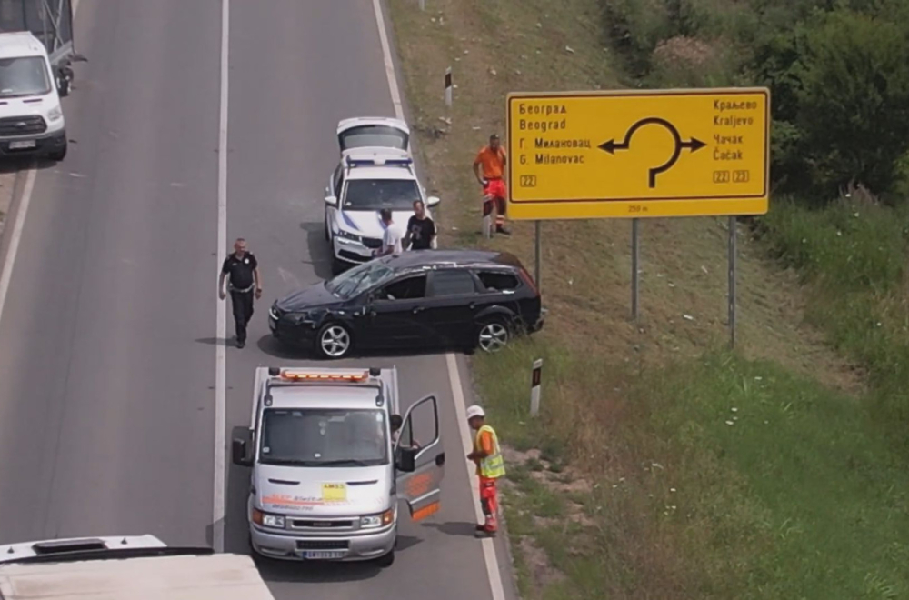 Žestok sudar kod Čačka: Staklo i delovi vozila razbacani svuda po putu FOTO