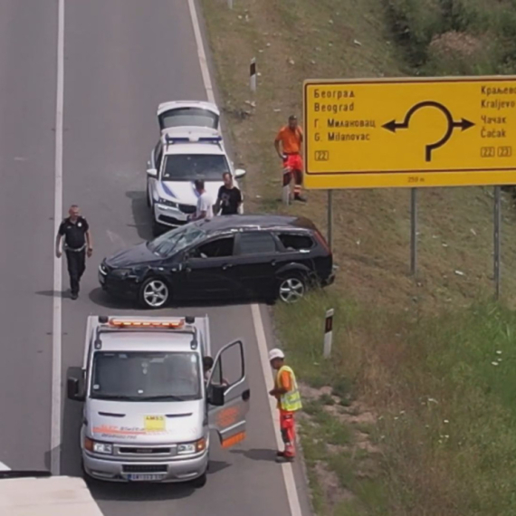 Žestok sudar kod Čačka: Staklo i delovi vozila razbacani svuda po putu FOTO