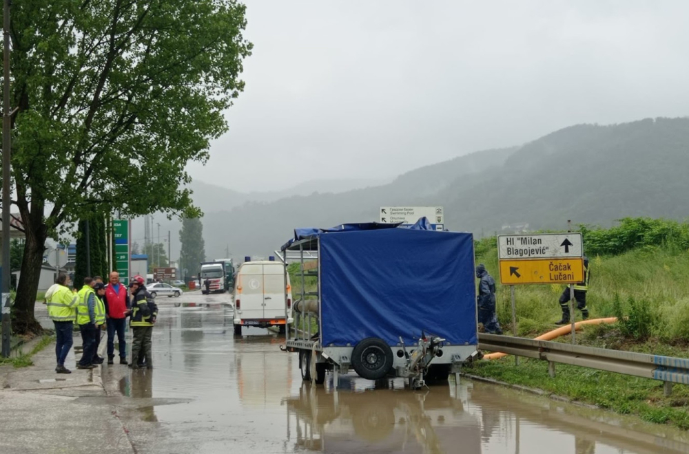 Kolaps kod Sevojna: Izlila se voda, pokrenuta klizišta, vetar obarao drveća VIDEO