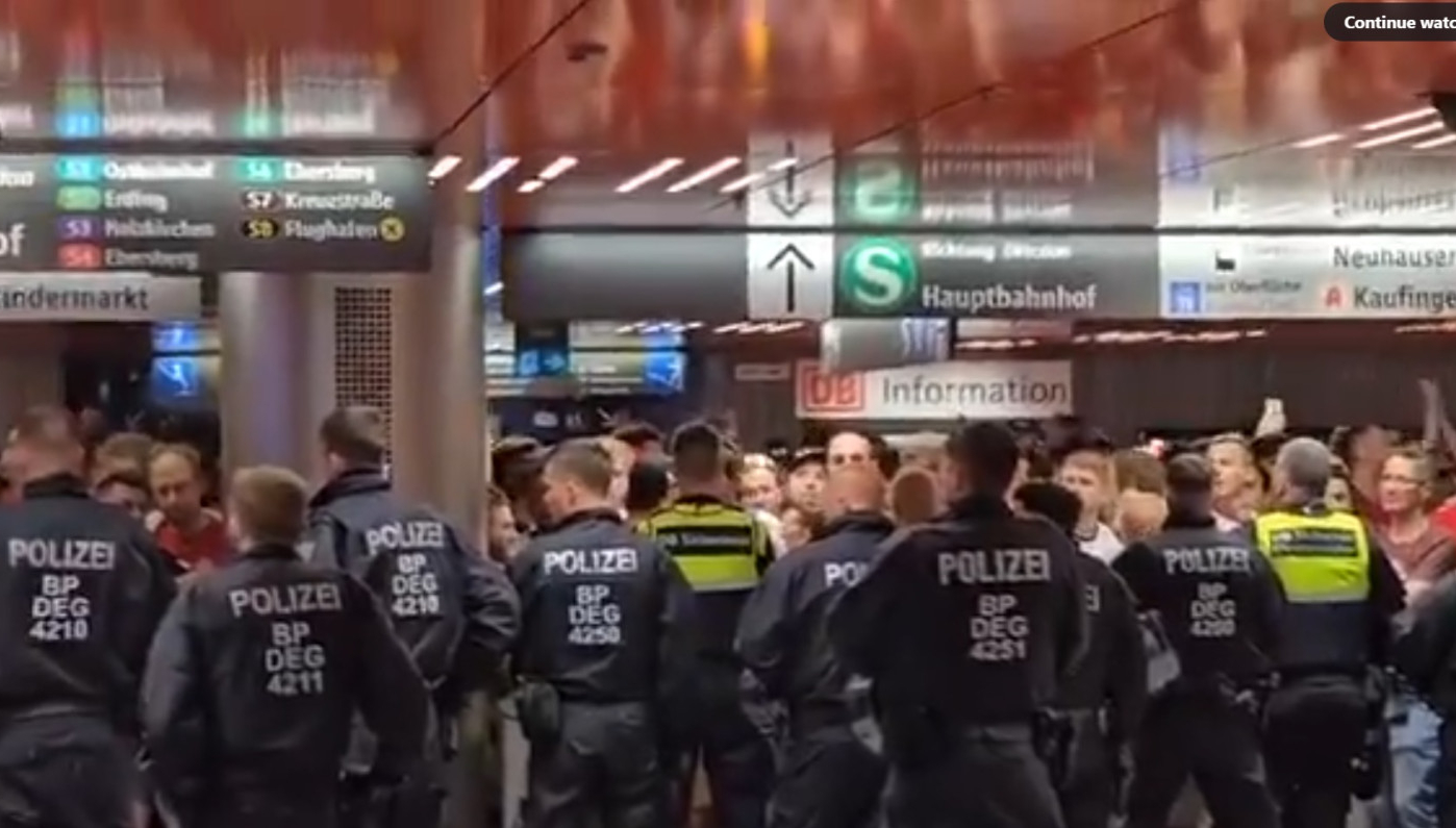 "Sauna" u metrou: Policijski kordon ne zaustavlja pesmu srpskih navijača VIDEO