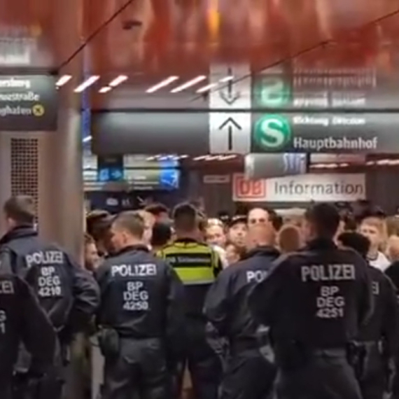 "Sauna" u metrou: Policijski kordon ne zaustavlja pesmu srpskih navijača VIDEO