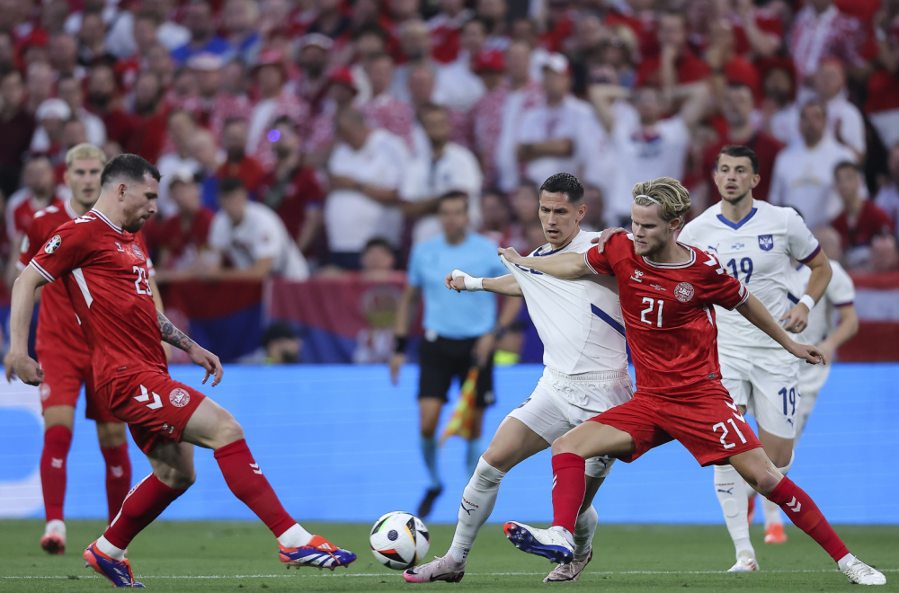 Prekid na meču Srbije - navijač uleteo na teren VIDEO