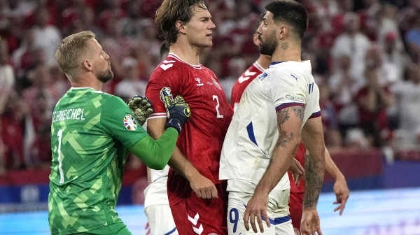 Mitrović o spornoj situaciji: "Vukao me je za dres, pao sam"