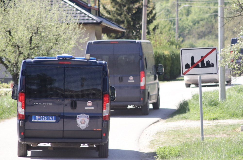 Tri meseca zatvora za Novosađanku koja je palila srpsku zastavu VIDEO