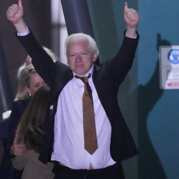 Asanž se vratio kući: Dirljiv susret sa porodicom VIDEO