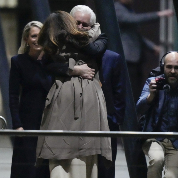 Izašao i zagrlio nju: Dirljive fotografije Asanža nakon dolaska kući FOTO