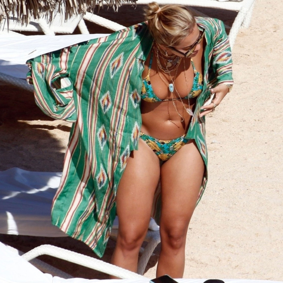 Skinula se u provokativni veš, pa prošetala aerodromom – i to nije sve... FOTO