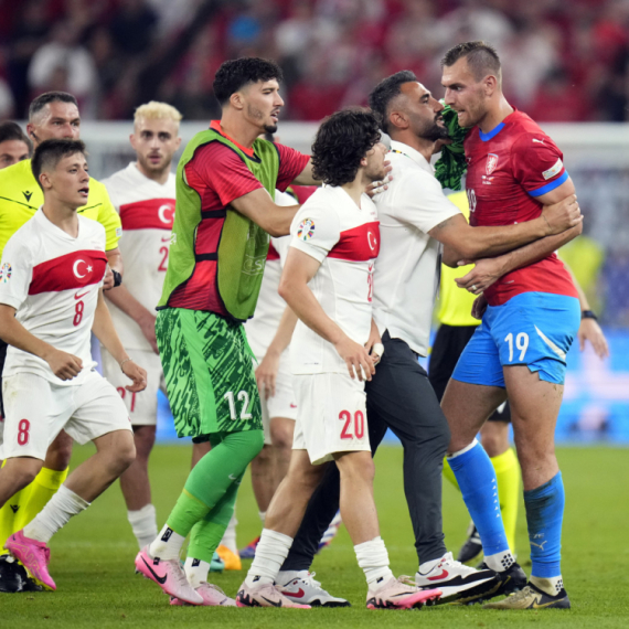 Tenzije u Hamburgu – "Pobesneli" Čori u klinču sa Turcima VIDEO