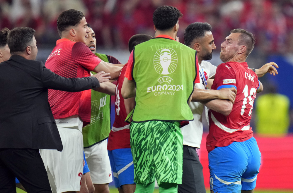 Tenzije u Hamburgu – Pobesneli Čori u klinču sa Turcima VIDEO