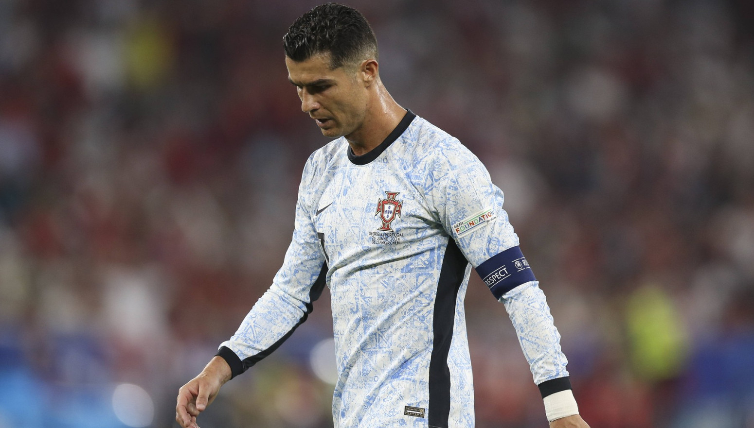 Navijač skočio sa tribine na Ronalda VIDEO