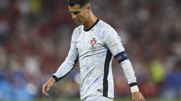 Navijač skočio sa tribine na Ronalda VIDEO