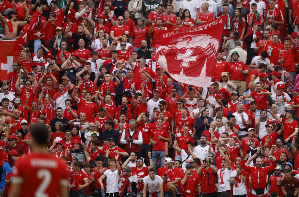 Švajcarci teže kažnjeni za ubacivanje čaša nego za "UČK" zastavu