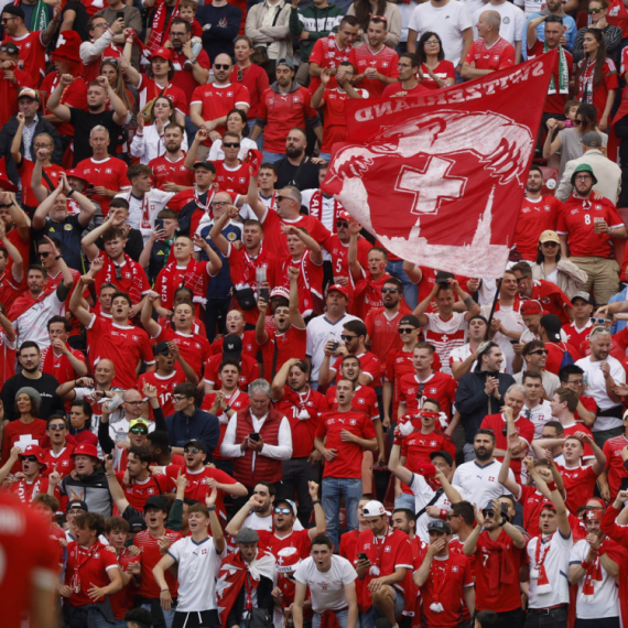 Švajcarci teže kažnjeni za ubacivanje čaša nego za "UČK" zastavu