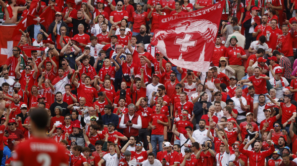 Švajcarci teže kažnjeni za ubacivanje čaša nego za "UČK" zastavu