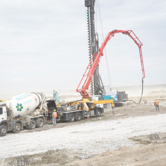 "Vri kao u košnici": Vučić na gradilištu Ekspa VIDEO