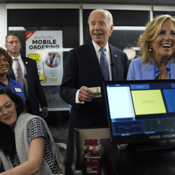 Bajdena više ni "njegovi" ne mogu da smene: Evo i zašto