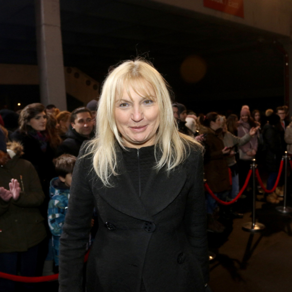 Policija iselila Vesnu de Vinču iz njenog doma VIDEO