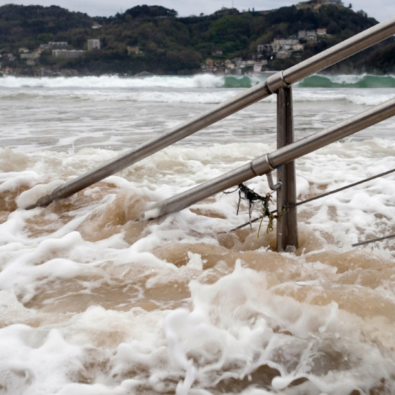 Apokaliptične scene u Crnoj Gori: Ulice pretvorene u reke, nabujala voda nosi sve pred sobom VIDEO