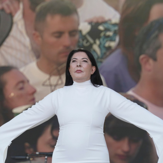 Marina Abramović "ućutkala" publiku najvažnijeg festivala na svetu: "Javna intervencija za mir" FOTO/VIDEO