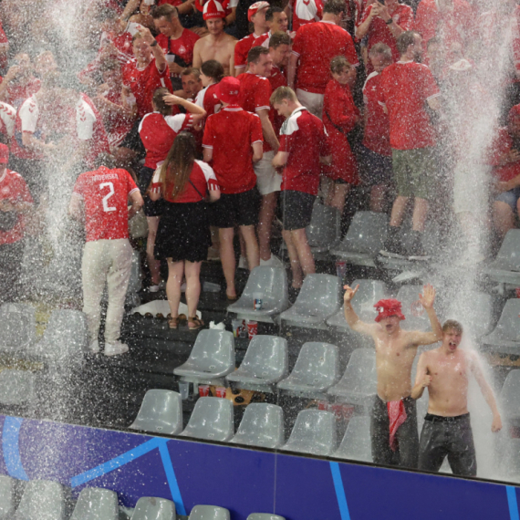 Vodopadi u Dortmundu - navijači kao u akva parku FOTO/ VIDEO