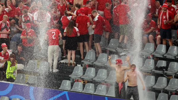 Vodopadi u Dortmundu - navijači kao u akva parku FOTO/ VIDEO