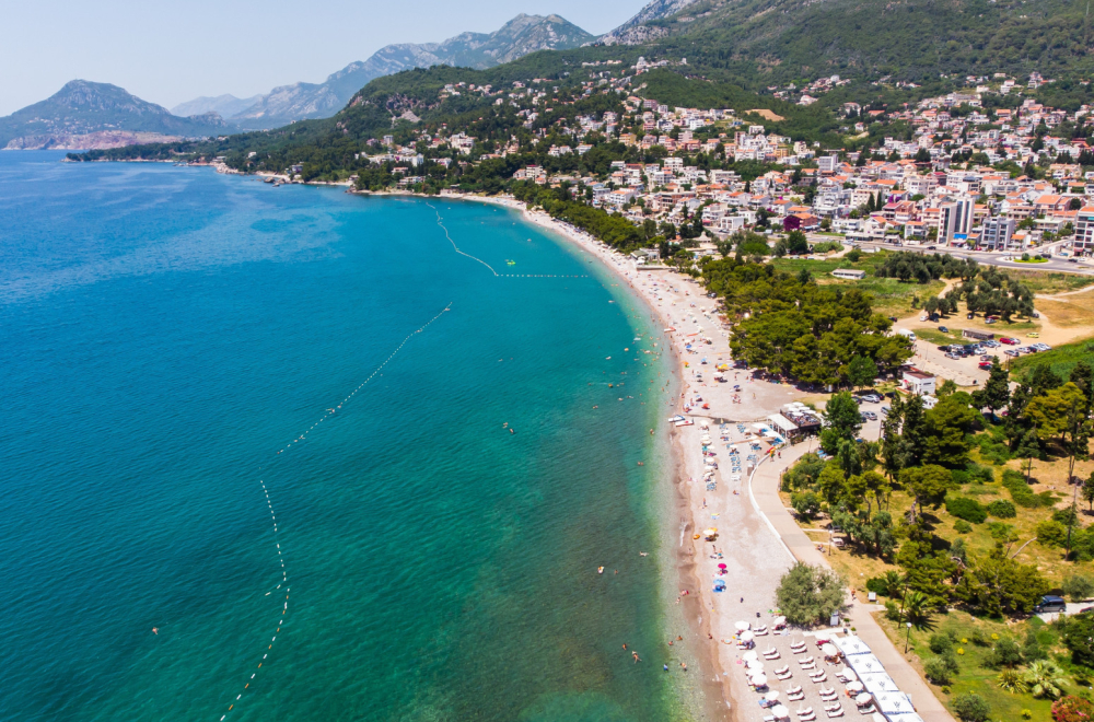 Račun sa crnogorskog primorja razbesneo region: Pivo hiljadu dinara, voda preko 500 FOTO