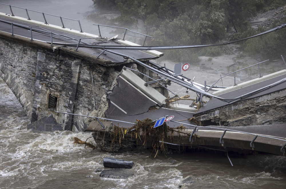 Kataklizma u Švajcarskoj i Italiji: Poginule četiri osobe, bujice ruše sve pred sobom VIDEO