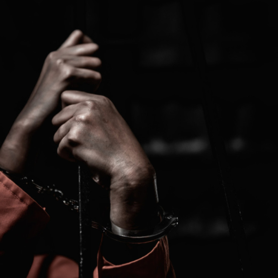 Manekenka uhapšena nakon što je momku odgrizla jezik