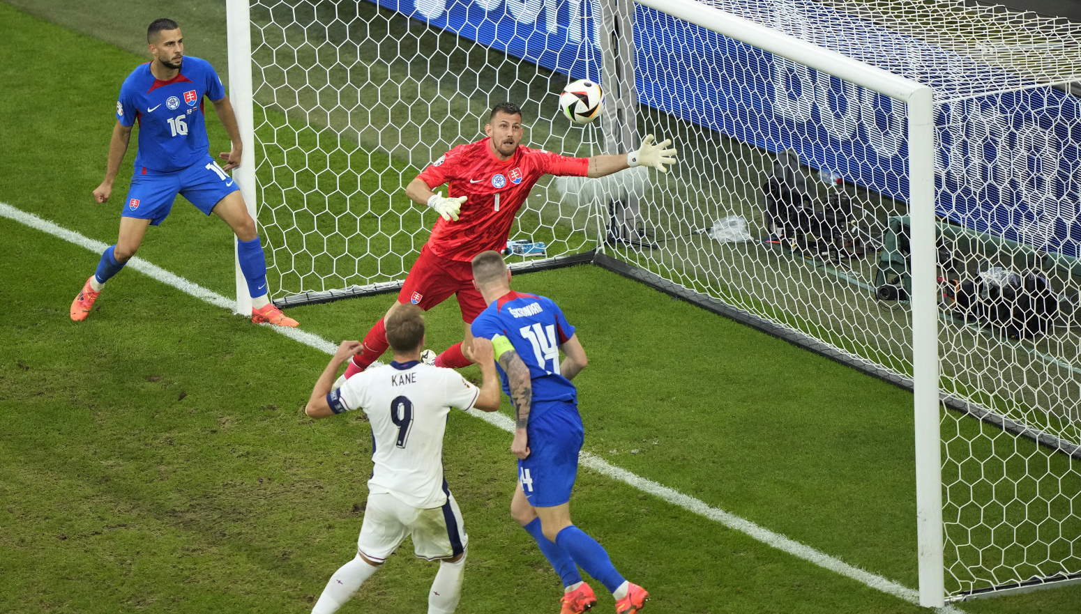 Belingem i Kejn spasili Englesku – Slovačka skupo "prodala kožu"