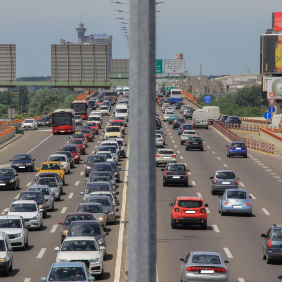 Sudar autobusa i dva automobila na Gazeli: Povređeni mladić i dečak