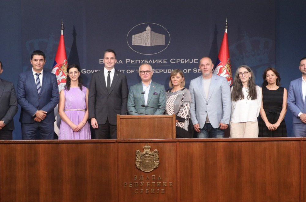 Vesić potpisao ugovore o dodeli 5,9 miliona evra bespovratno