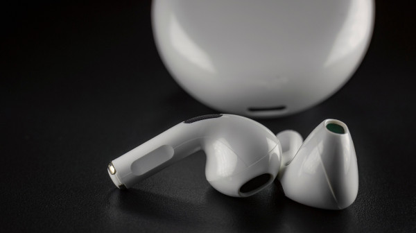Siri dobija "oči": Stižu nove Apple slušalice sa kamerama