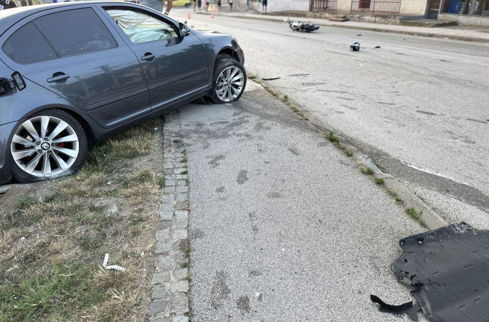 Horor na kružnom toku: Automobilom udario devojku na motoru FOTO