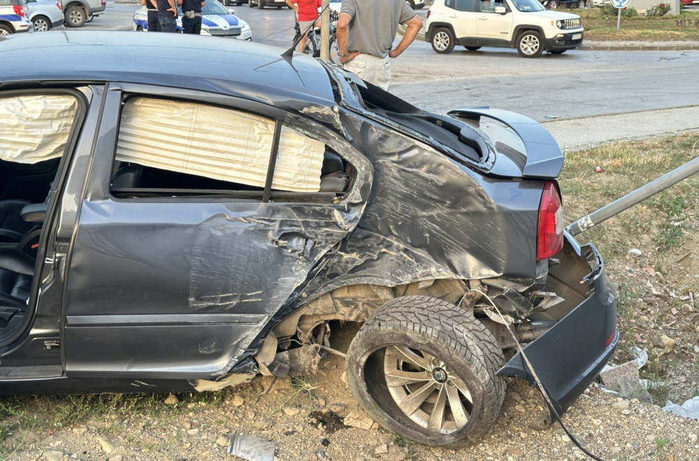 Horor na kružnom toku: Automobilom udario devojku na motoru FOTO