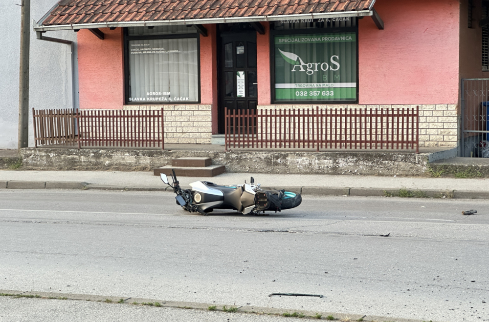 Horor na kružnom toku: Automobilom udario devojku na motoru FOTO