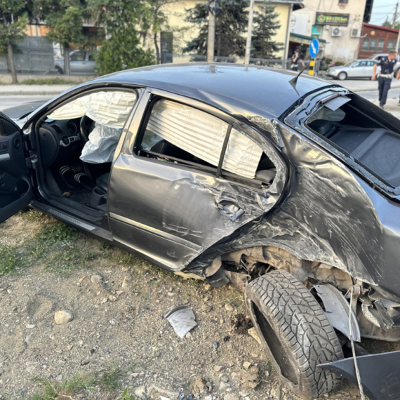 Horor na kružnom toku: Automobilom udario devojku na motoru FOTO