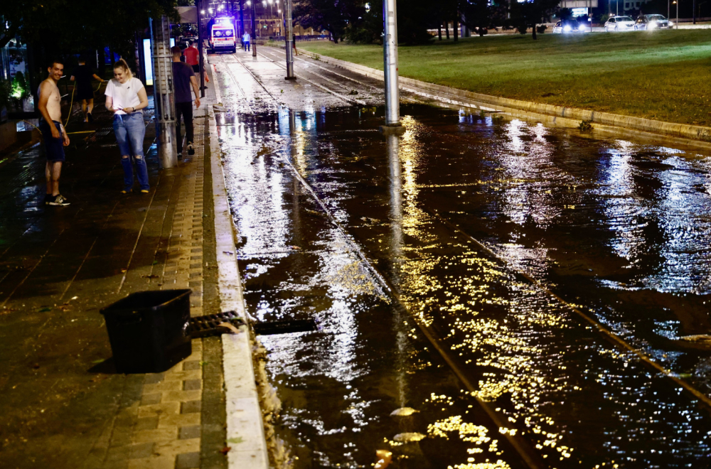 Apokalipsa u Beogradu: Potpuni potop, haos na ulicama, vozila plivaju VIDEO