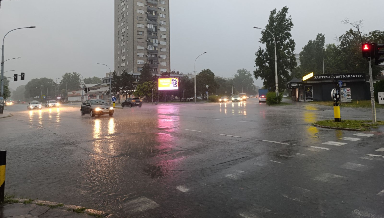 Oluja opet divlja u Beogradu: Provala oblaka i stravična grmljavina, pale se alarmi na automobilima FOTO/VIDEO