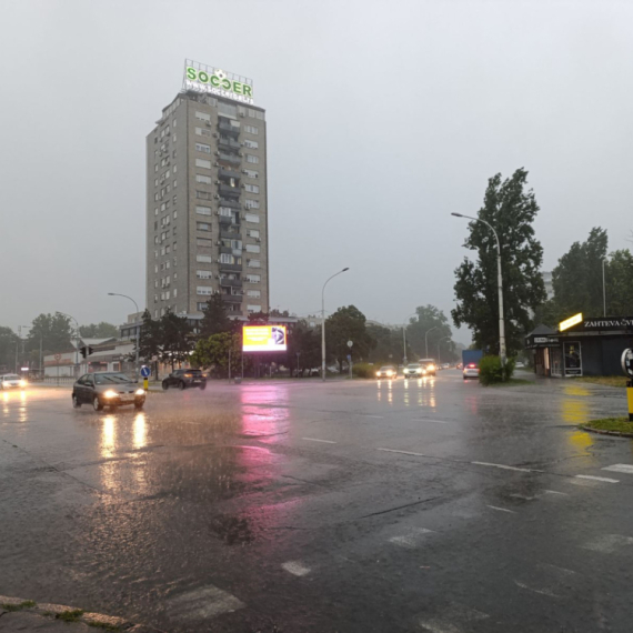 Oluja opet divlja u Beogradu: Provala oblaka i stravična grmljavina, pale se alarmi na automobilima FOTO/VIDEO