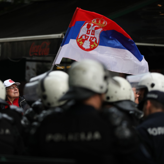 Dok su Srbi hapšeni na Gazimestanu, simpatizeri opozicije i tajkunski mediji kukali za "Mirditom" VIDEO